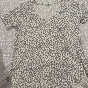 Women’s Z Supply short sleeved leopard print top size small